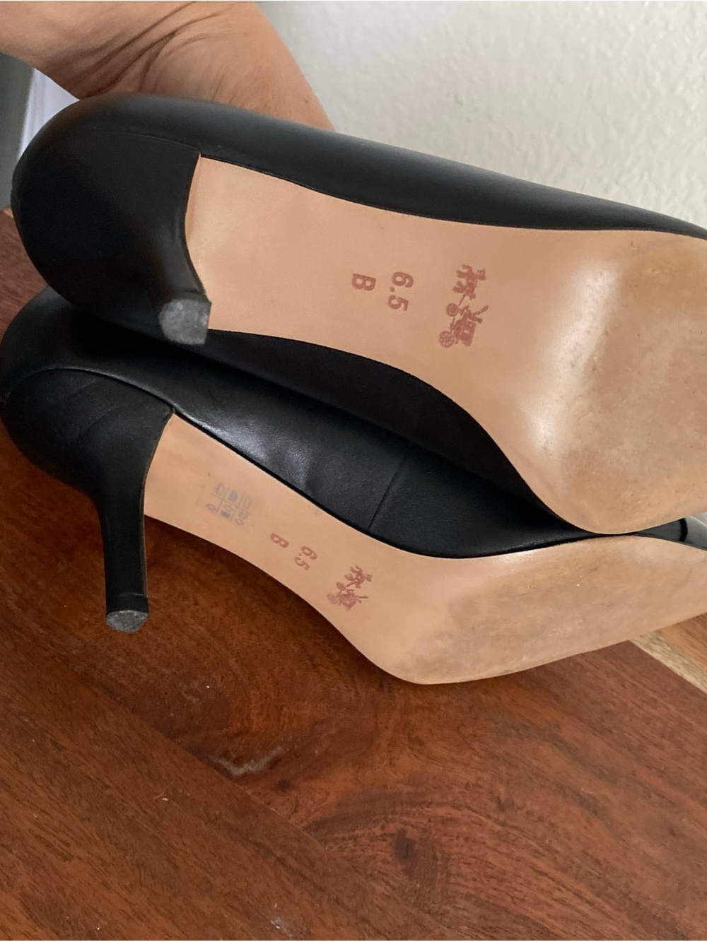 Coach Black Pointed Toe Leather Pumps with Logo Plaque size 6.5 - Picture 8 of 9